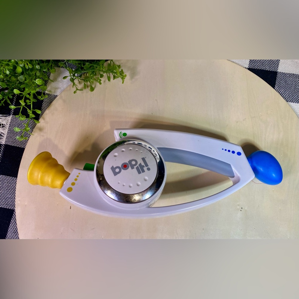 2008 Hasbro Bop It Electronic Talking Handheld Game